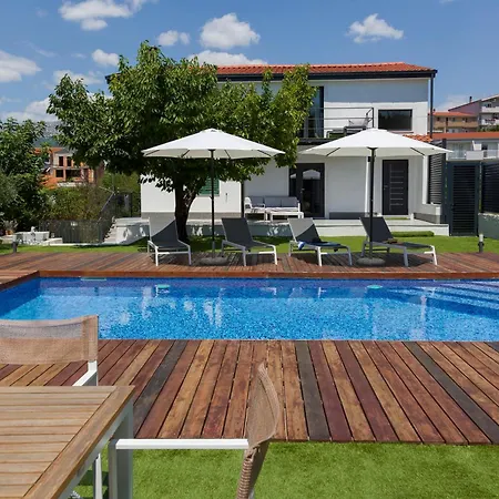 Luxury Joy In New - With Heated Pool Split