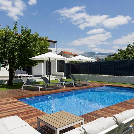 Luxury Joy In New - With Heated Pool Lejlighed